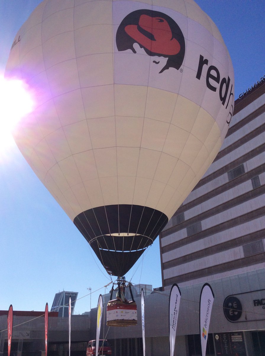 RHFES2017's tweet photo. 🎈 Víctor Girón sube a la #cloud en #RedHatForumES con @RedHatIberia @Dominion_Grupo @everis @HuaweiEmpresas @HPE_ES @OpenAtWE https://t.co/gID8QIaye9