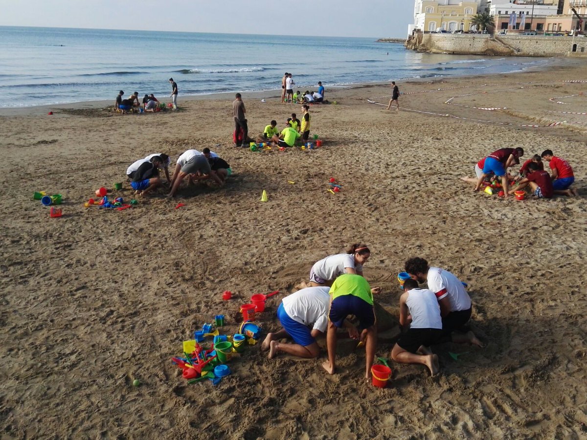 BlanquernaCAFE's tweet photo. Avui, els estudiants de segon curs de @BlanquernaCAFE de  sortida recreativa al medi natural a #Sitges https://t.co/VDOTNRtjAq