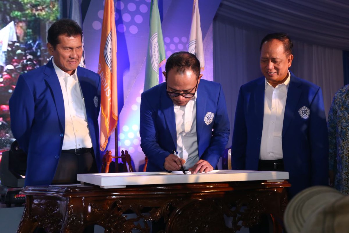 KemnakerRI's tweet photo. Menaker @hanifdhakiri, MenpanRB @asmanabnur2016 dan @menristekdikti Mohamad Nasir Menandatangani Prasasti Politeknik Ketenagakerjaan. https://t.co/O9Js7c3N4S