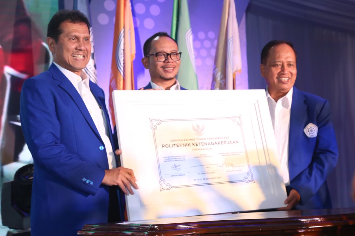 KemnakerRI's tweet photo. Menaker @hanifdhakiri, MenpanRB @asmanabnur2016 dan @menristekdikti Mohamad Nasir Menandatangani Prasasti Politeknik Ketenagakerjaan. https://t.co/O9Js7c3N4S