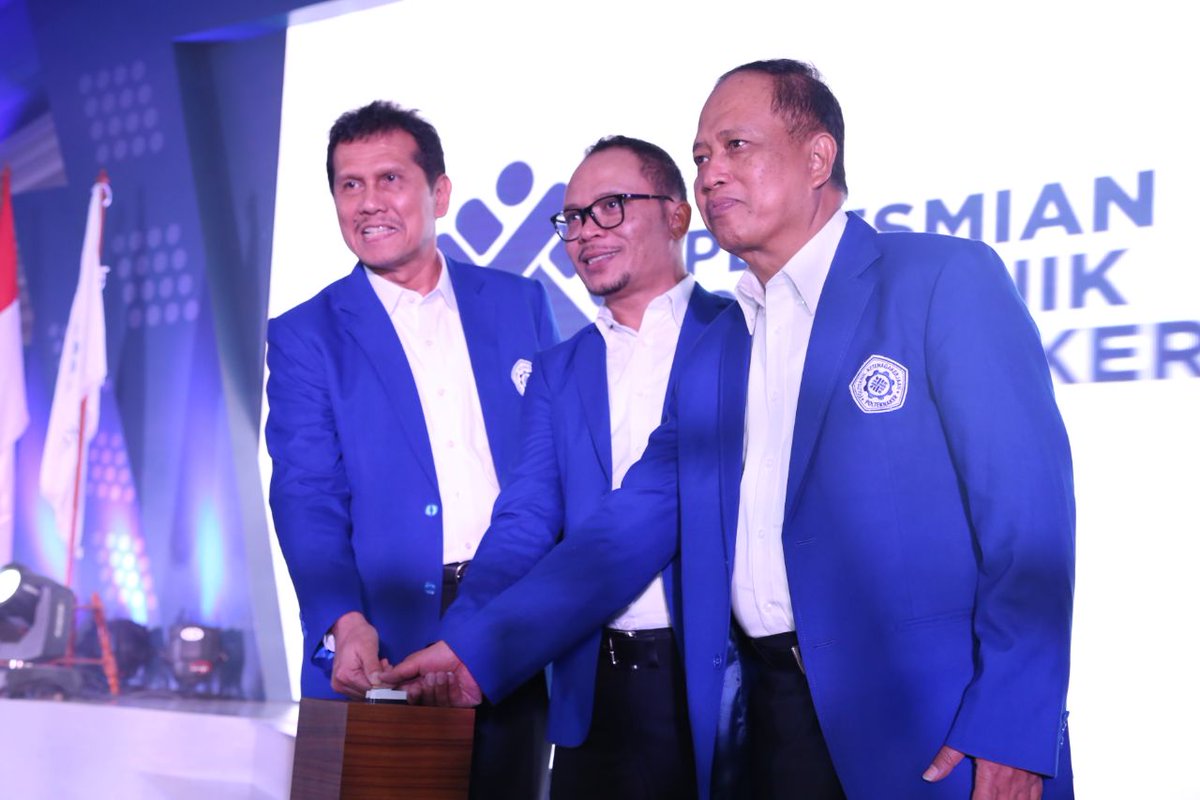KemnakerRI's tweet photo. "Pencet Sirine" Menaker @hanifdhakiri, MenpanRB @asmanabnur2016 dan @menristekdikti Mohamad Nasir Meresmikan Politeknik Ketenagakerjaan. https://t.co/1G5sEmdNOc