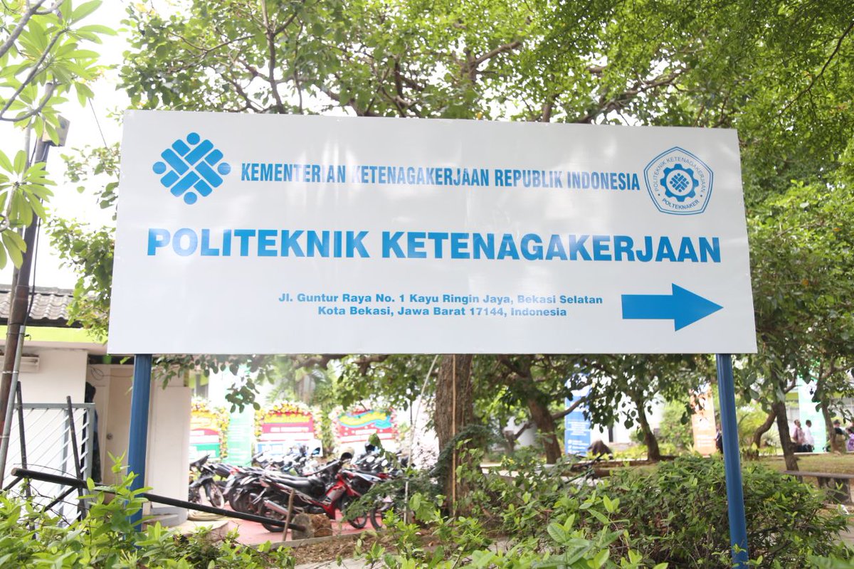 KemnakerRI's tweet photo. "Pencet Sirine" Menaker @hanifdhakiri, MenpanRB @asmanabnur2016 dan @menristekdikti Mohamad Nasir Meresmikan Politeknik Ketenagakerjaan. https://t.co/1G5sEmdNOc