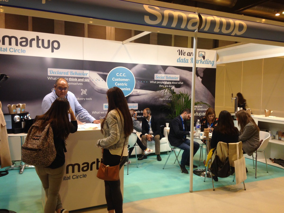 Smartup_Digital's tweet photo. Parte de nuestro equipo dando lo mejor para el evento #eShowMAD17 ¡Último empujón! #SmarteShow https://t.co/OxXavlgoNm