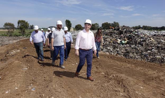 EdicionSeptima's tweet photo. #Azul El Intendente supervisó las obras de cierre en el basural municipal  https://t.co/YH0NcCvlk9 https://t.co/4aH6mzv2qJ