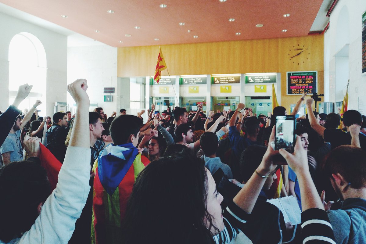 🔴 Les estudiants hem okupat simbòlicament l'estació de trens de Lleida. Estem disposades a defensar la República, no tenim cap por. #RepúblicaARA