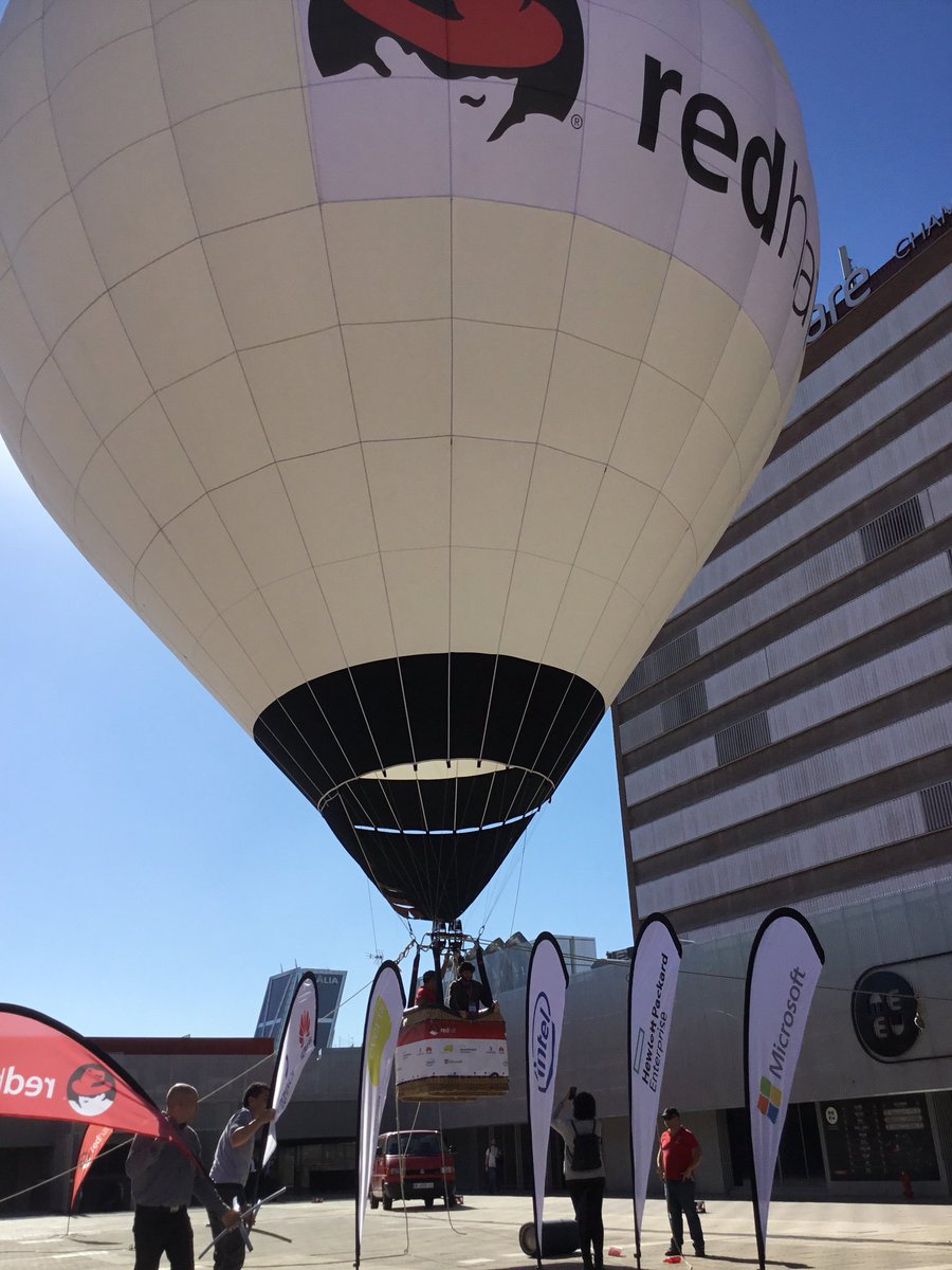 RHFES2017's tweet photo. 🎈 Álvaro Gómez sube a la #cloud en #RedHatForumES con @RedHatIberia @Dominion_Grupo @everis @HuaweiEmpresas @HPE_ES @OpenAtWE https://t.co/p9zf2MXQwh