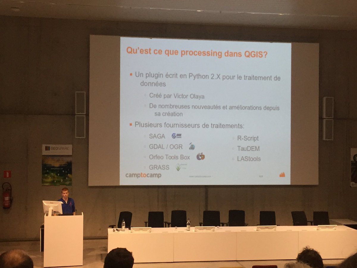jonasvsl123's tweet image. Presentation about qgis processing in French with live translation to Dutch. Only in Brussels 😀 #foss4gbe