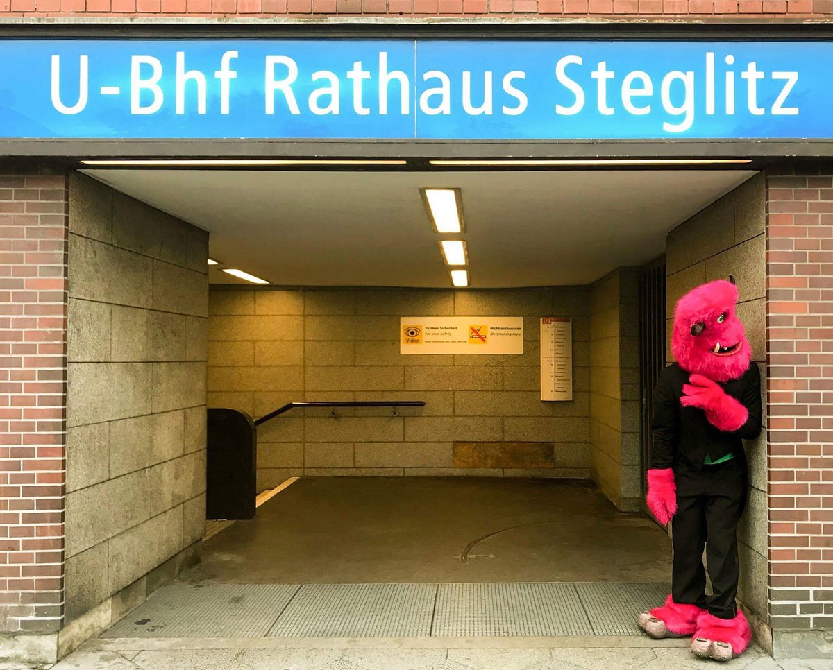 Mr. Nee Wollah wurde am U-Bahnhof Rathaus Steglitz gesichtet. Mach ein Selfie mit ihm und gewinne. dasschloss.de/aktuelles/even… #NeeWollah