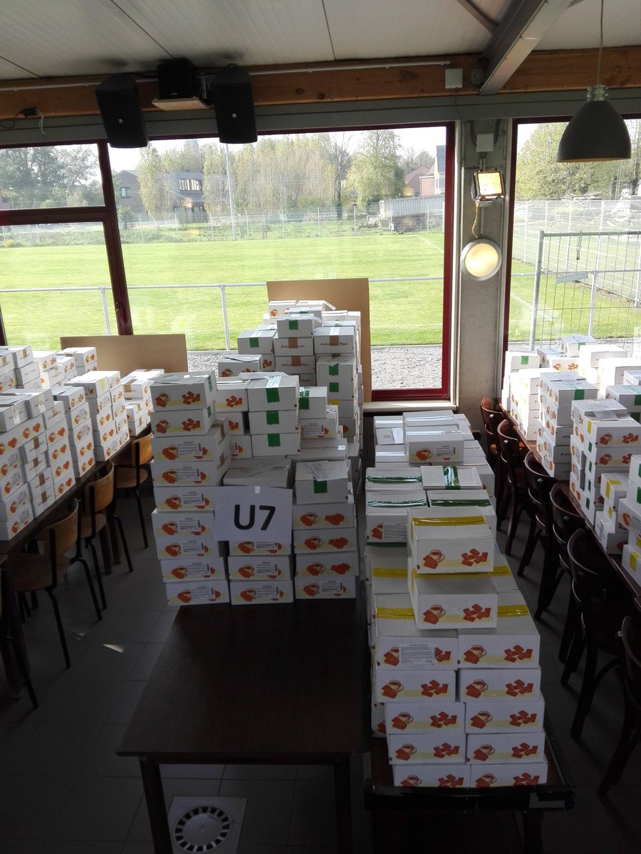 pauwelsdan's tweet photo. @FCZemst en de winnaars van onze wafelverkoop zijn de U7!!! https://t.co/Ge40IZbpsd