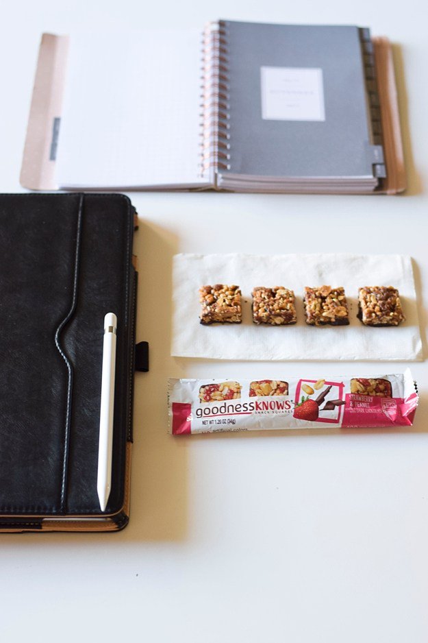 For on the go moms, you need this in your bag #ad #tryalittlegoodness <a href="/goodnessKNOWS/">goodnessKNOWS</a> brendabirddesigns.com/snacking-go-go…