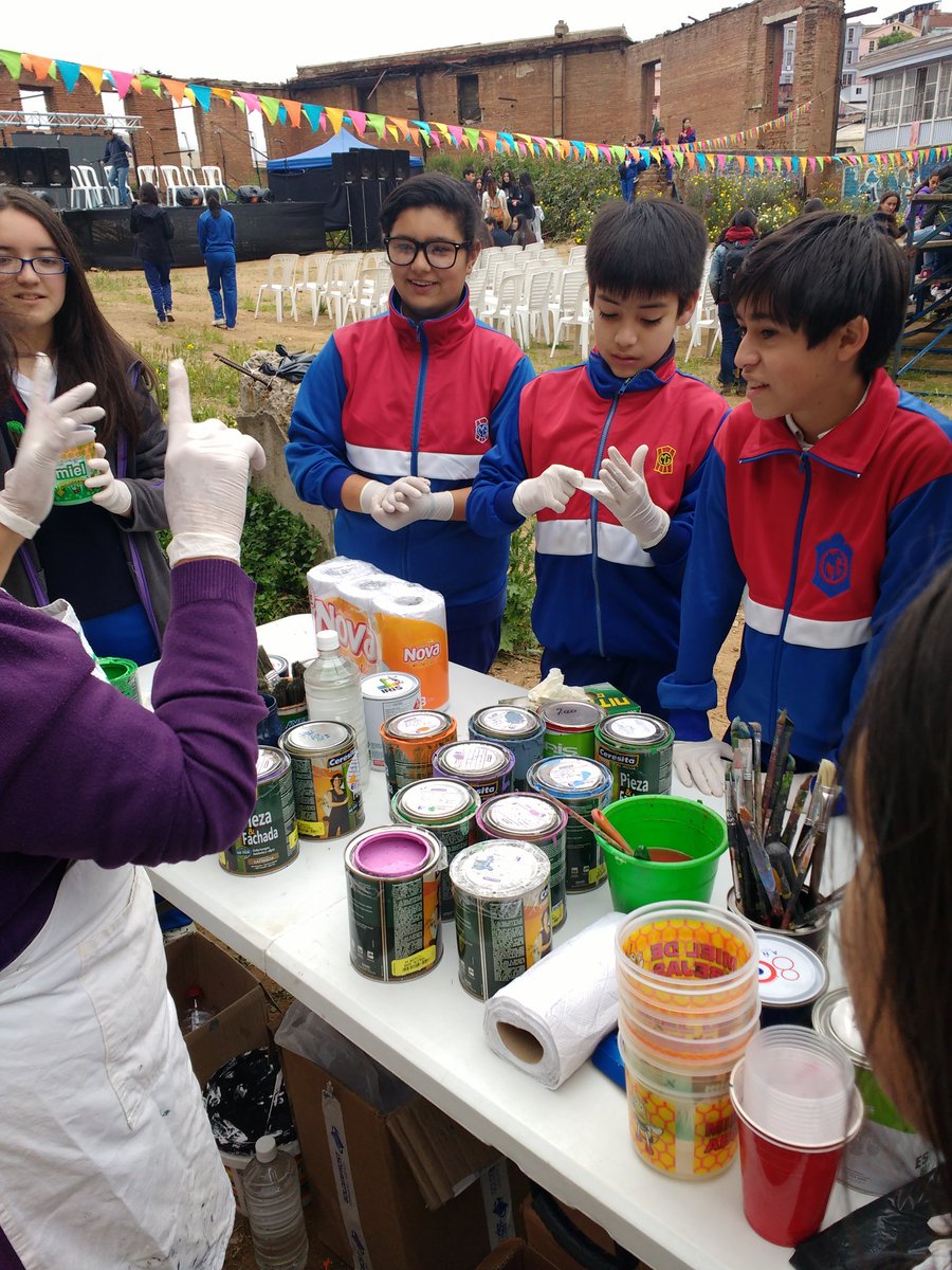 CorpLaMatriz's tweet photo. Estudiantes del colegio #MaryGraham #VillaAlemana comienzan taller de muralismo #Accciona https://t.co/09FVDCDRMX