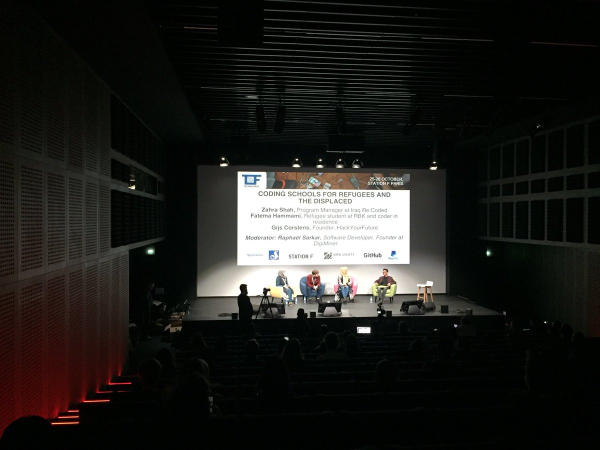 camillesoulier's tweet photo. Raphaël, étudiant du CNAM et de @KironFrance modère un panel sur les écoles de code pour les réfugiés #TechfugeesSummit https://t.co/Fhi7Mtpkaq