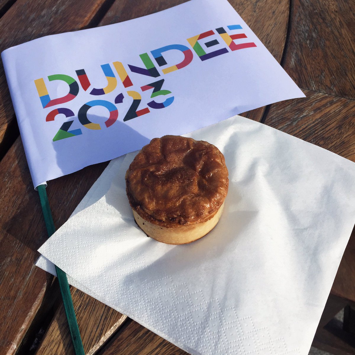 AbertayAlumni's tweet photo. We were out to support the #dundee2023 bid send off today, with pehs and hot chocolate π€ Good luck #Dundee! #wearedundee https://t.co/RKtvsrogfO