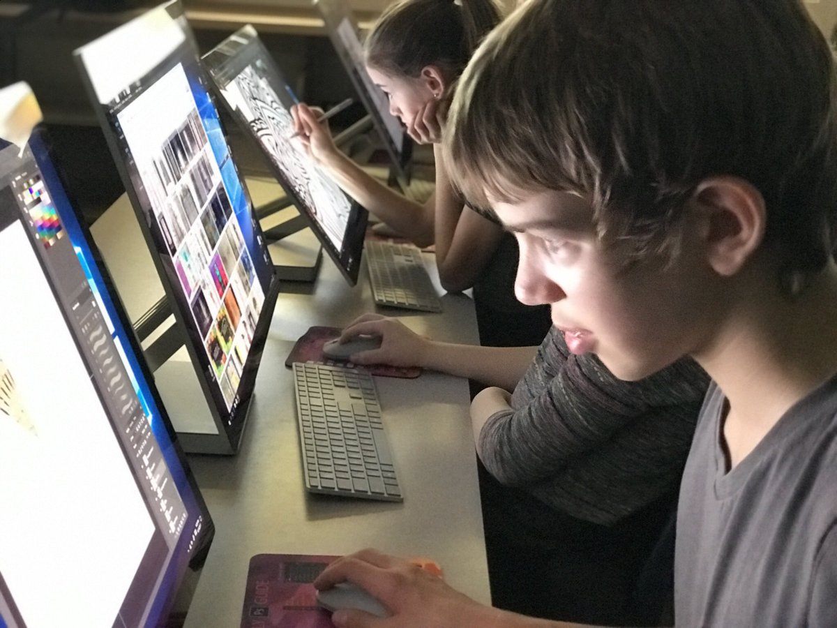 johnyen's tweet image. 8th graders immersing themselves into their digital art @MicrosoftEDU #surfacestudio #polysolves