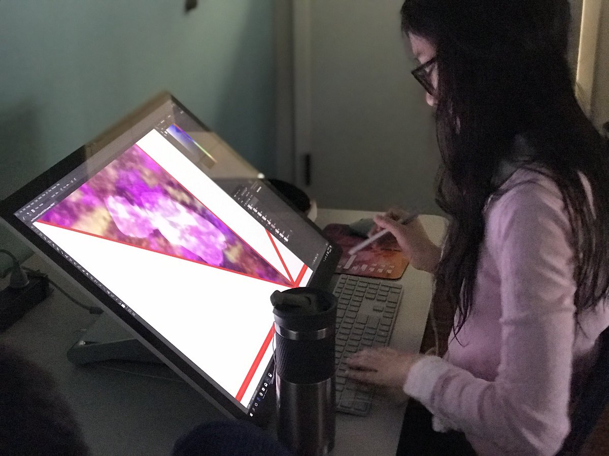 johnyen's tweet image. 8th graders immersing themselves into their digital art @MicrosoftEDU #surfacestudio #polysolves
