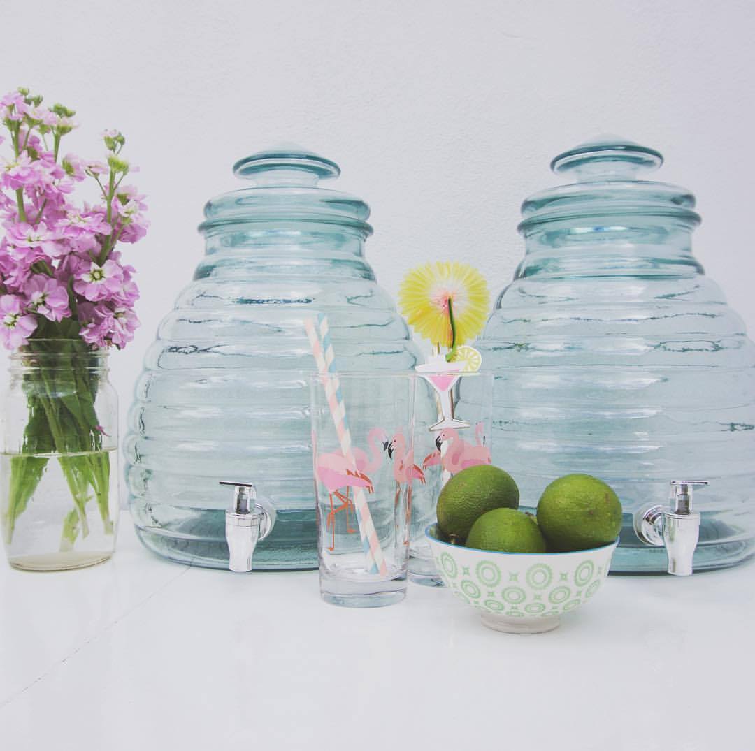 ProperlyCo's tweet image. These drinks dispensers have a capacity of a whopping 11 litres! A laid back self-service style of entertaining! #prophire #surreyweddings