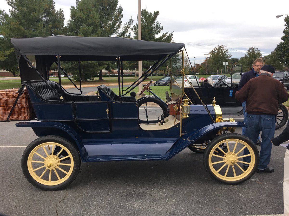 JBonner_Indy's tweet photo. The Industrial Revolution is alive @JLSMS_Official! History 7 students learning about the 1909 and 1915 Model T from experts today. #lcps18 https://t.co/S3DHYNJuaM