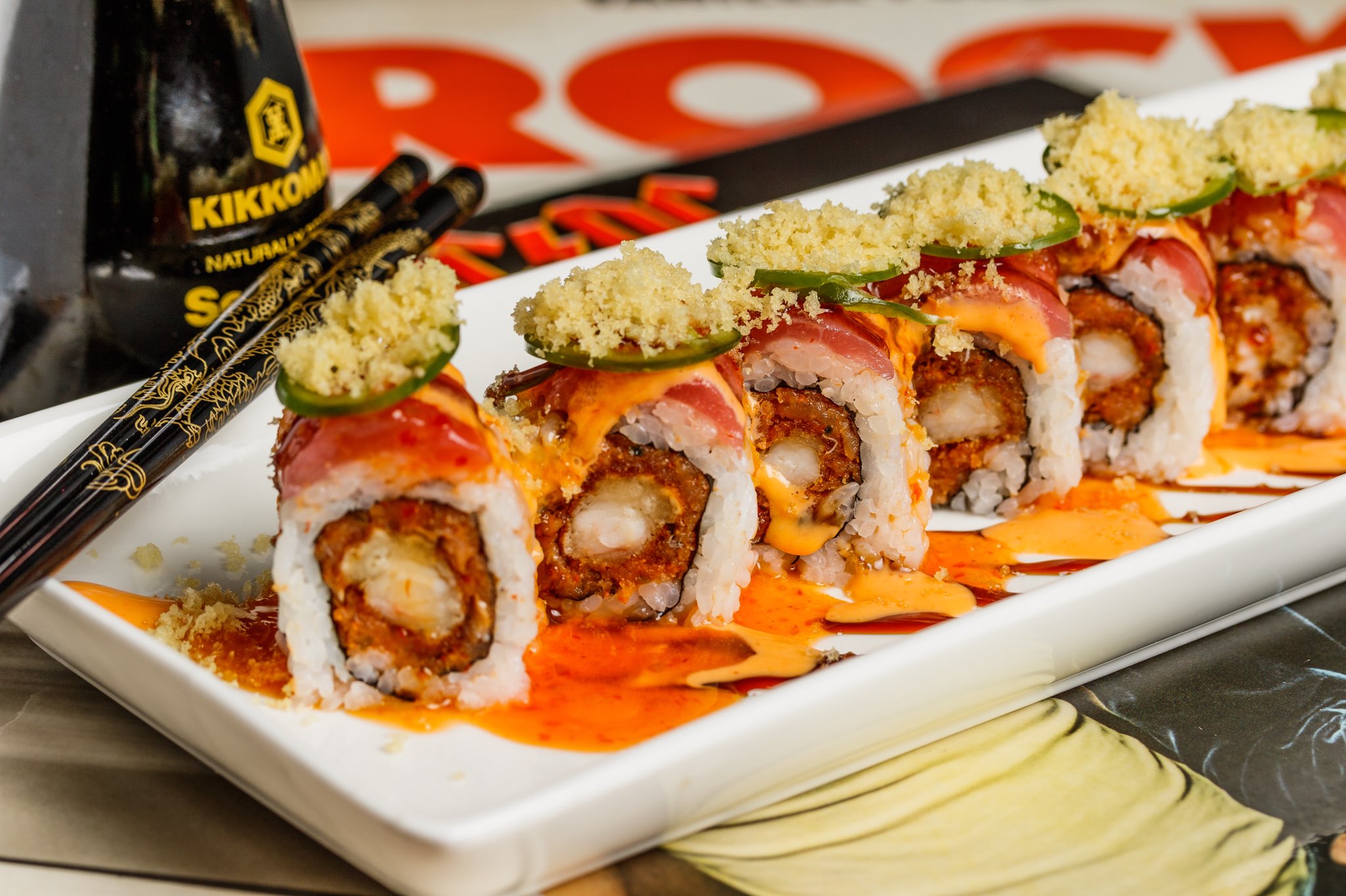 Суши с копченым лососем. Ролл н ролл работы. Ролл домино. Ролл волна. Суши роллы первоуральск.