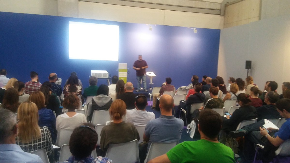 instituto_icd's tweet photo. @Profe_RamonRG y #reflipped con sala llena en #SIMOEDU17 @crepresa @flippedlearn @flipped_primary @MaristasMedit https://t.co/Ifz6T4YtPC