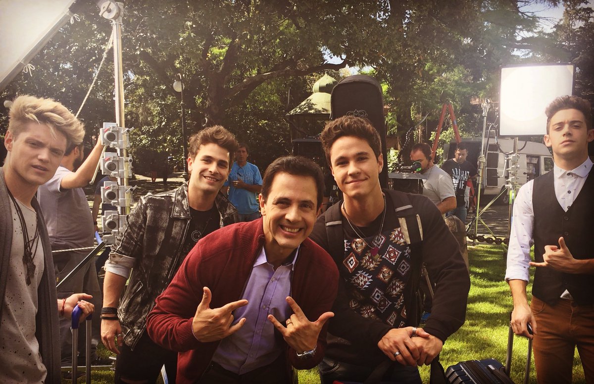 DAVIDMURI1's tweet photo. Y PORQUE EL PADRINO TAMBIÉN PUEDE ROCKEAR 🤘🏼😝🎶 CON LOS DEL ROLLERBAND!!! UNA LINDA MAÑANA EN LA MANSIÓN BENSON!!! @DisneyChannelLA https://t.co/Q1R659gakk