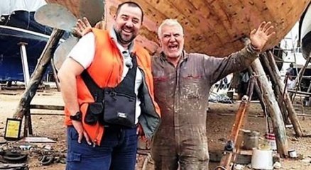askiliskiler's tweet photo. Ünlü komedyen Ata Demirer tekne onarımına da el attı https://t.co/P4XMchWFXJ https://t.co/KylsNze03A