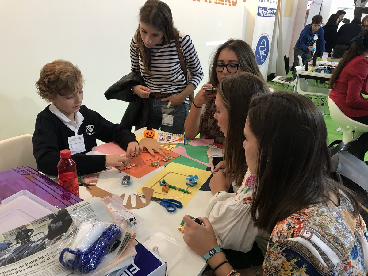 makerspaceSEKcc's tweet photo. Estupendas las presentaciones de nuestros alumos en @SIMOEDU_ . Os dejamos unas fotos de nuestros #maker @institucionsek @SEKCiudalcampo https://t.co/IEcYw2xEPp