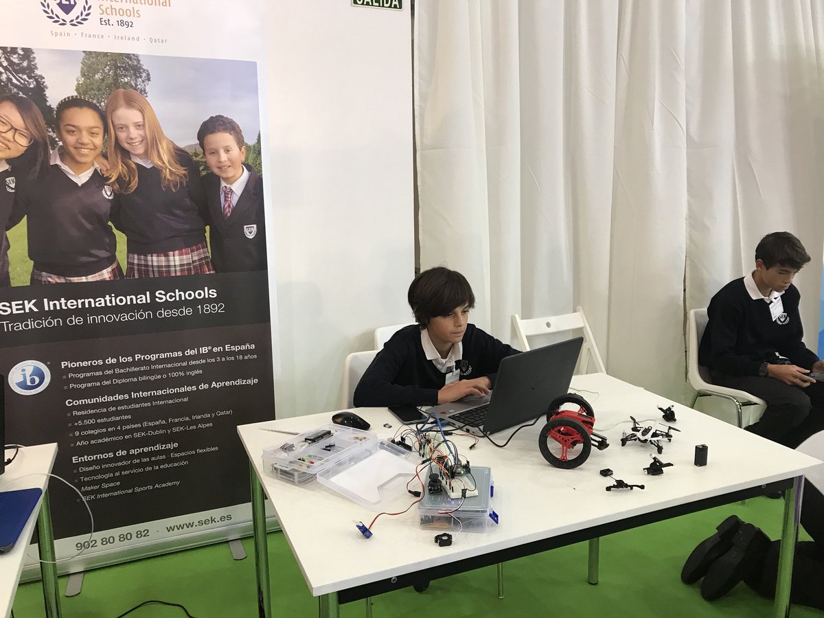 makerspaceSEKcc's tweet photo. Estupendas las presentaciones de nuestros alumos en @SIMOEDU_ . Os dejamos unas fotos de nuestros #maker @institucionsek @SEKCiudalcampo https://t.co/IEcYw2xEPp