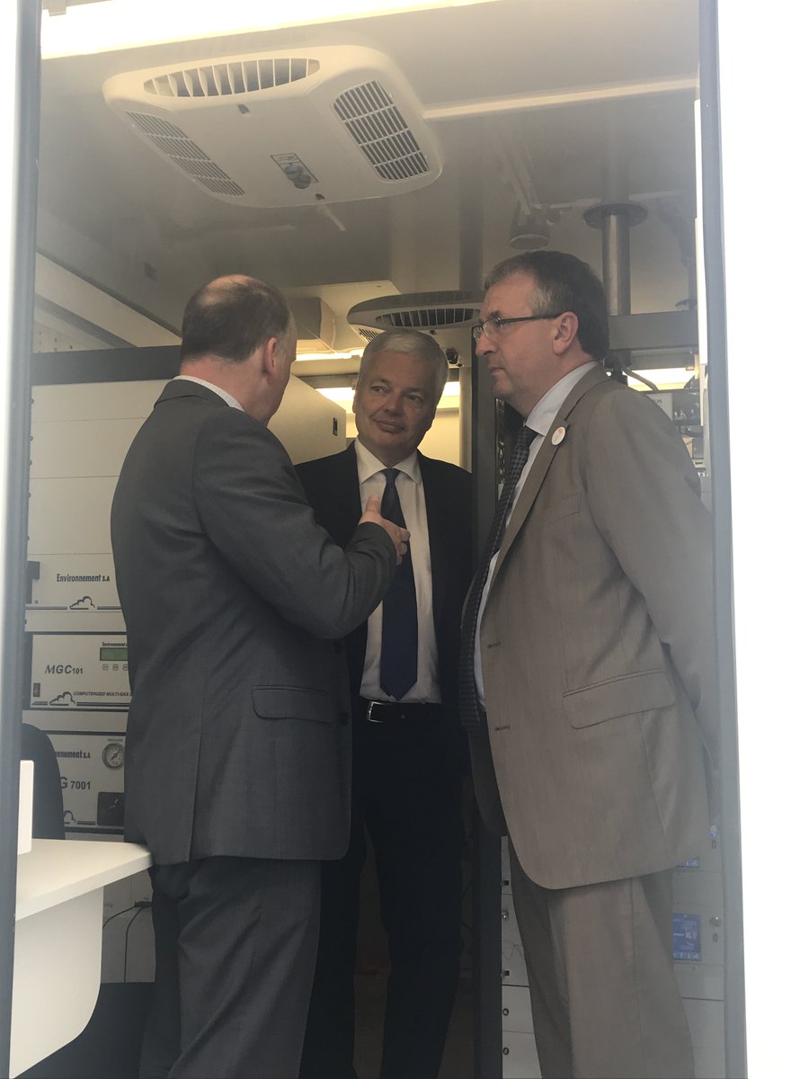 Awex_Afrique's tweet photo. @AWEX_Belgium @PDELCOMMINETTE Démonstration de la société TSE de sa station de mesure de la qualité de l’air #AWEX2017 #BEmissionCIV https://t.co/23evYHJuRy