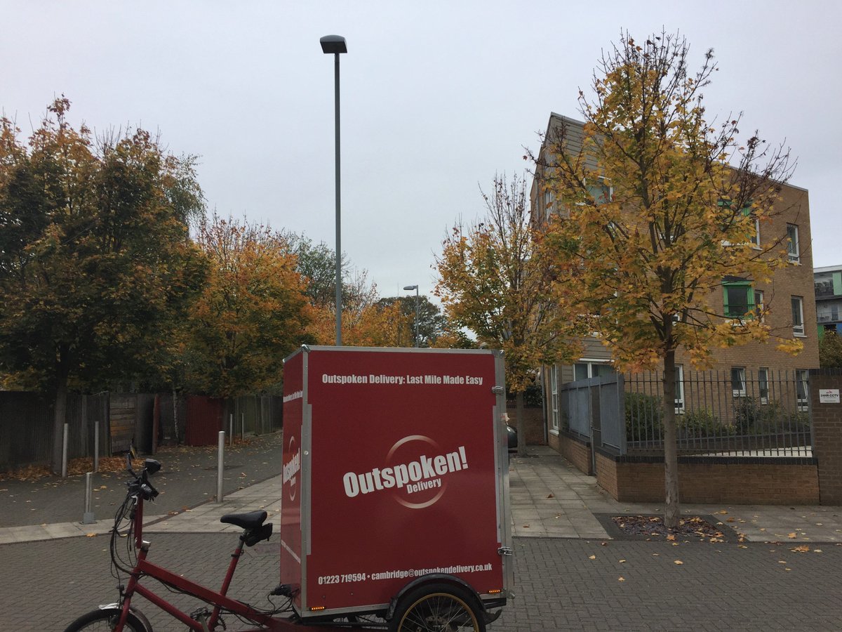Lovely colours around #Cambridge today -  a delight to be out delivering on our <a href="/CyclesMaximus/">CyclesMaximus</a> . #cargobike #autumn