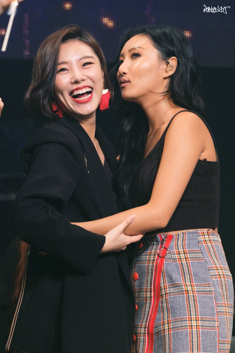 Rated_HJ's tweet photo. 171022  Purple Party in TOKYO
#마마무 #MAMAMOO 
#휘인 #화사 #투영걸
#wheein #hwasa
🐶:사탕을~~~~!!!!ヽ(●ﾟ´Д｀ﾟ●)ﾉﾟ https://t.co/XpikA6JtiN