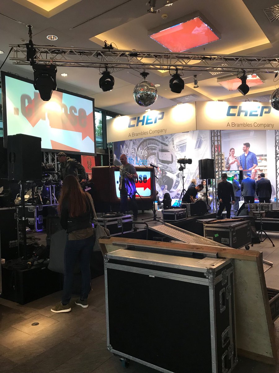 britta_123456's tweet image. Vorbereitungen für die Party läuft -  CHEP am Stand PV/O4 hautnah dabei #DLK17 #CHEP #movemorewithless