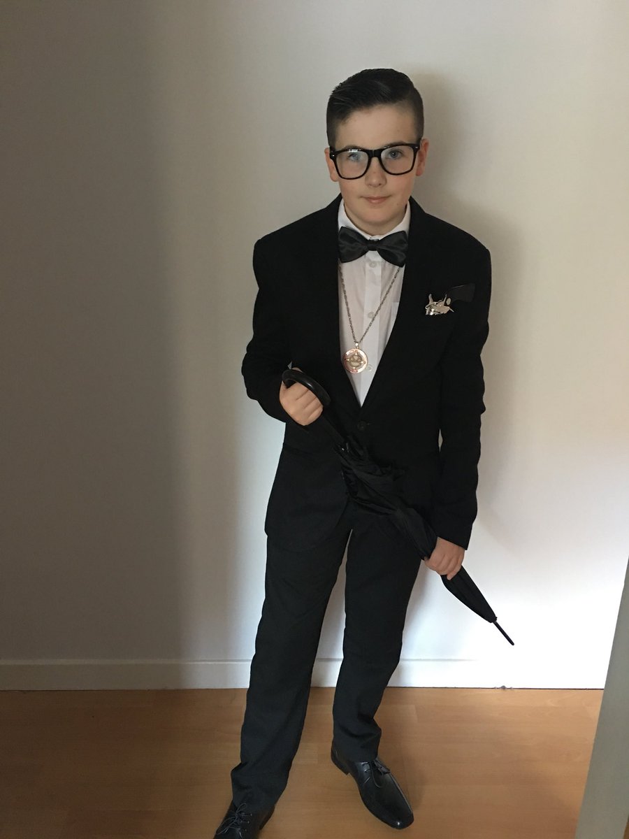 lorrajaysee's tweet photo. Oxfords not brogues. #KingsmanTheGoldenCircle #eggsy #Halloween2017 #spystyle #heistoohandsome https://t.co/SHdCkUGRKj