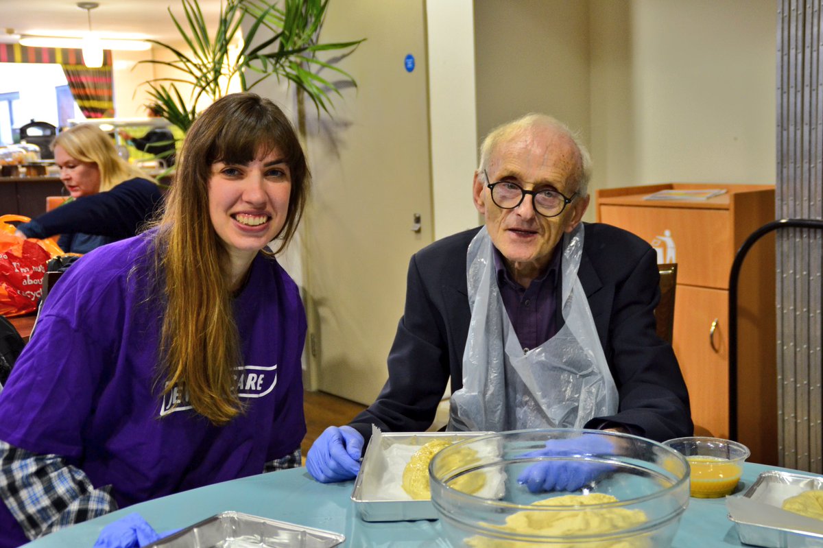 Jewish_Care's tweet image. Members from Jewish Care &amp;amp; @norwooduk joined forces for a challah bake and a cup of tea ☕️ this afternoon as part of @shabbat_uk #ShabbatUK