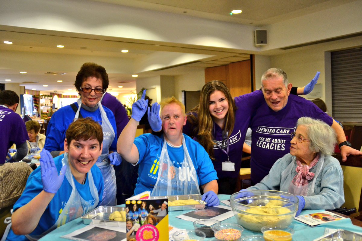 Jewish_Care's tweet image. Members from Jewish Care &amp;amp; @norwooduk joined forces for a challah bake and a cup of tea ☕️ this afternoon as part of @shabbat_uk #ShabbatUK