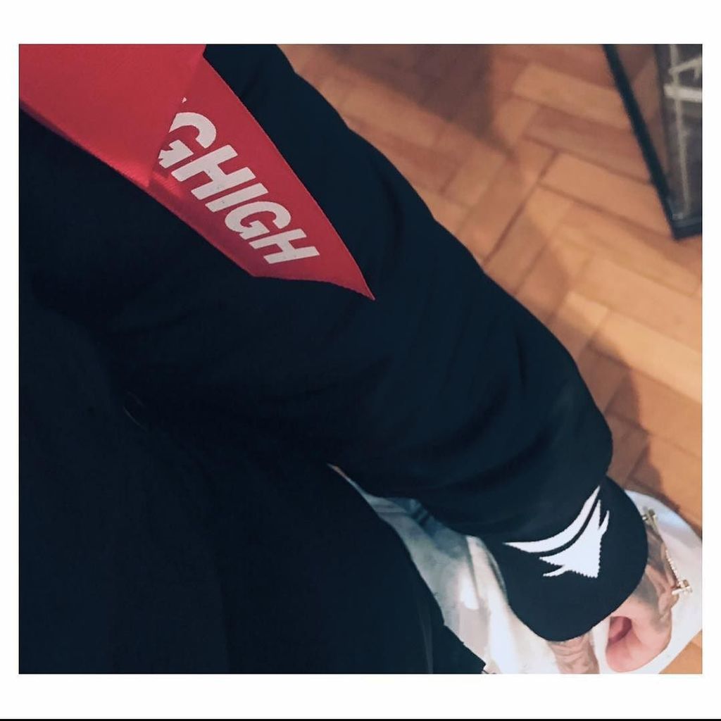 DNEjY8YXcAAPxEf.jpg (1024×1024)