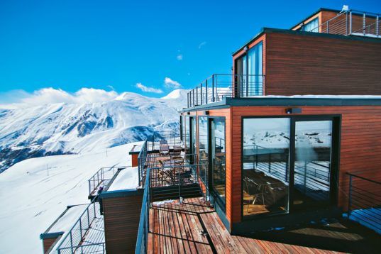 EkkoGreen's tweet photo. Já viu⁉️ Container reciclado vira Resort de Ski no meio da Montanha❗️ ⛷❄️♻️ #CasaContainer https://t.co/fcbYPPU14F https://t.co/eRWpHibVP5