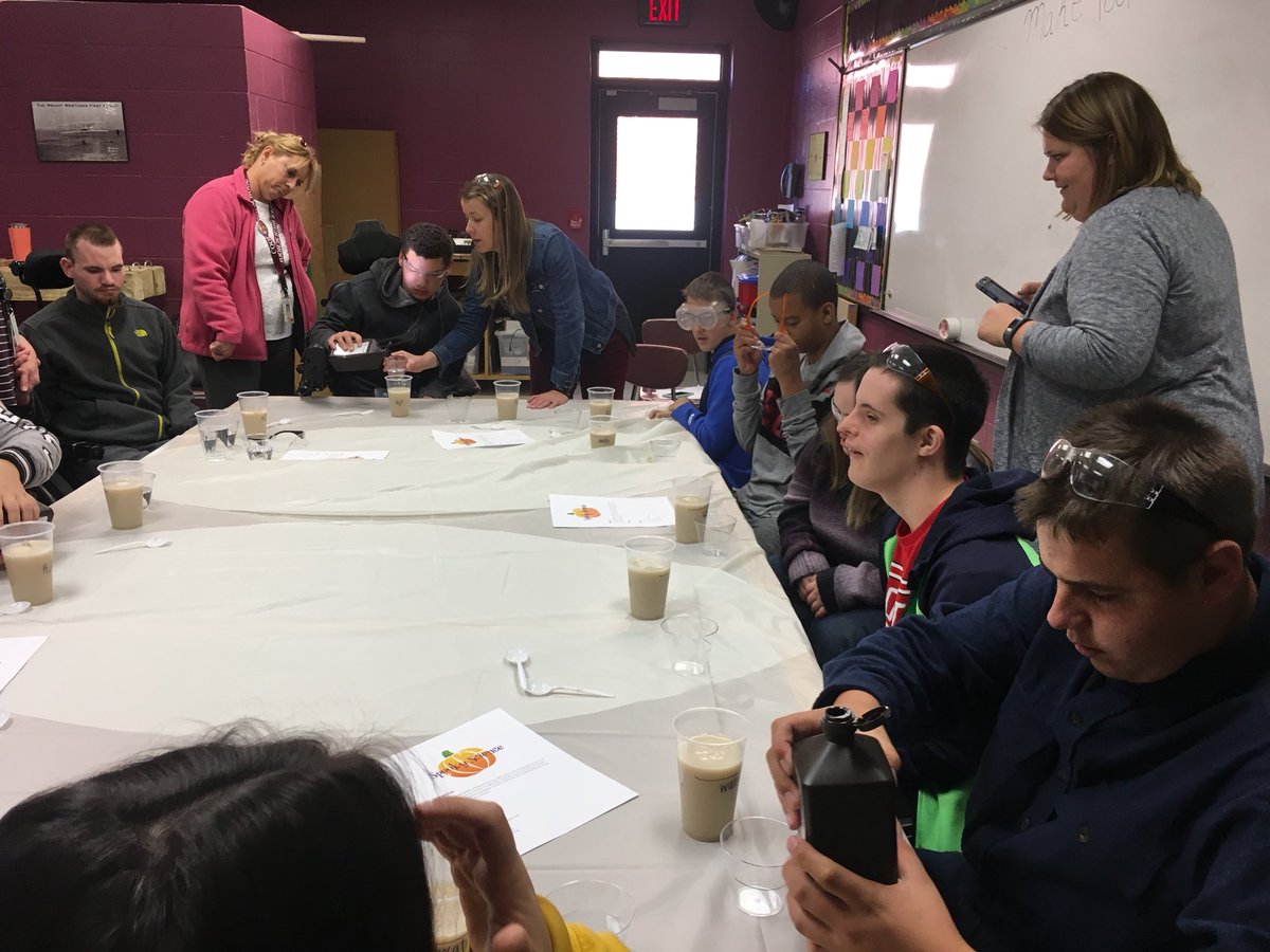 nkymakerspace's tweet photo. We had so much fun this morning with Mrs. Humbertβs class experimenting with simple chemical reactions! @Boone_County @RCHS_Jaguars #STEAM #messylearningisfunlearning https://t.co/e1N4vARO2X