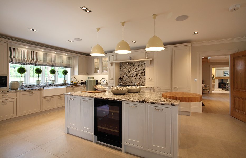 Showing our versatility in this lovely #classic #luxury #kitchen #CharlesYorke in house by #SpitfireBespoke ow.ly/r6mb30g98le