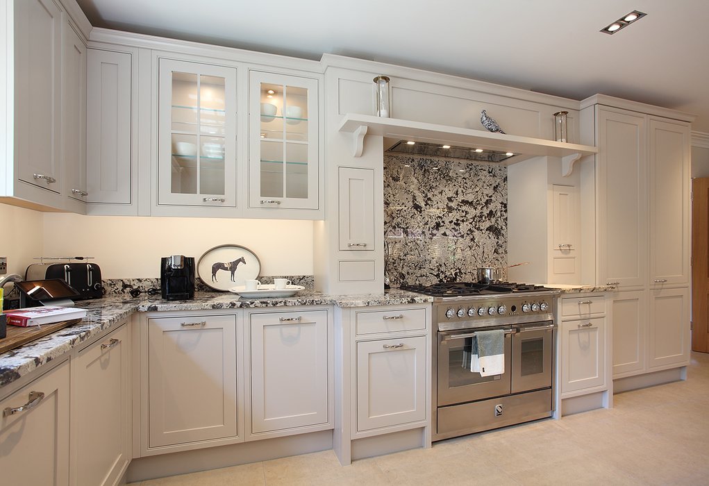 PediniLondon's tweet photo. Showing our versatility in this lovely #classic #luxury #kitchen #CharlesYorke in house by #SpitfireBespoke https://t.co/SzQRNuizvD https://t.co/VQ4LgXhj0M