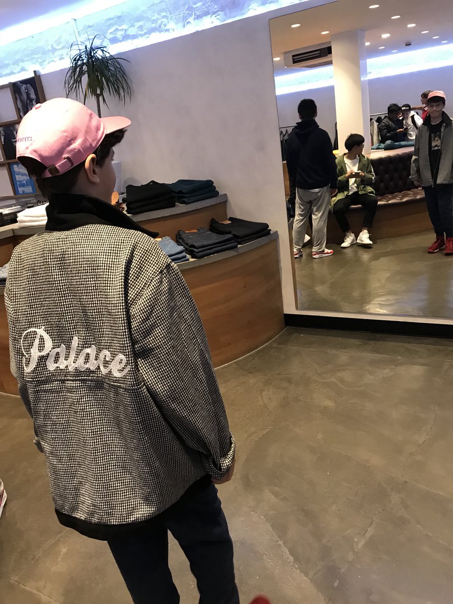 Vibrola's tweet photo. #palace #London https://t.co/m2EOEQoduM