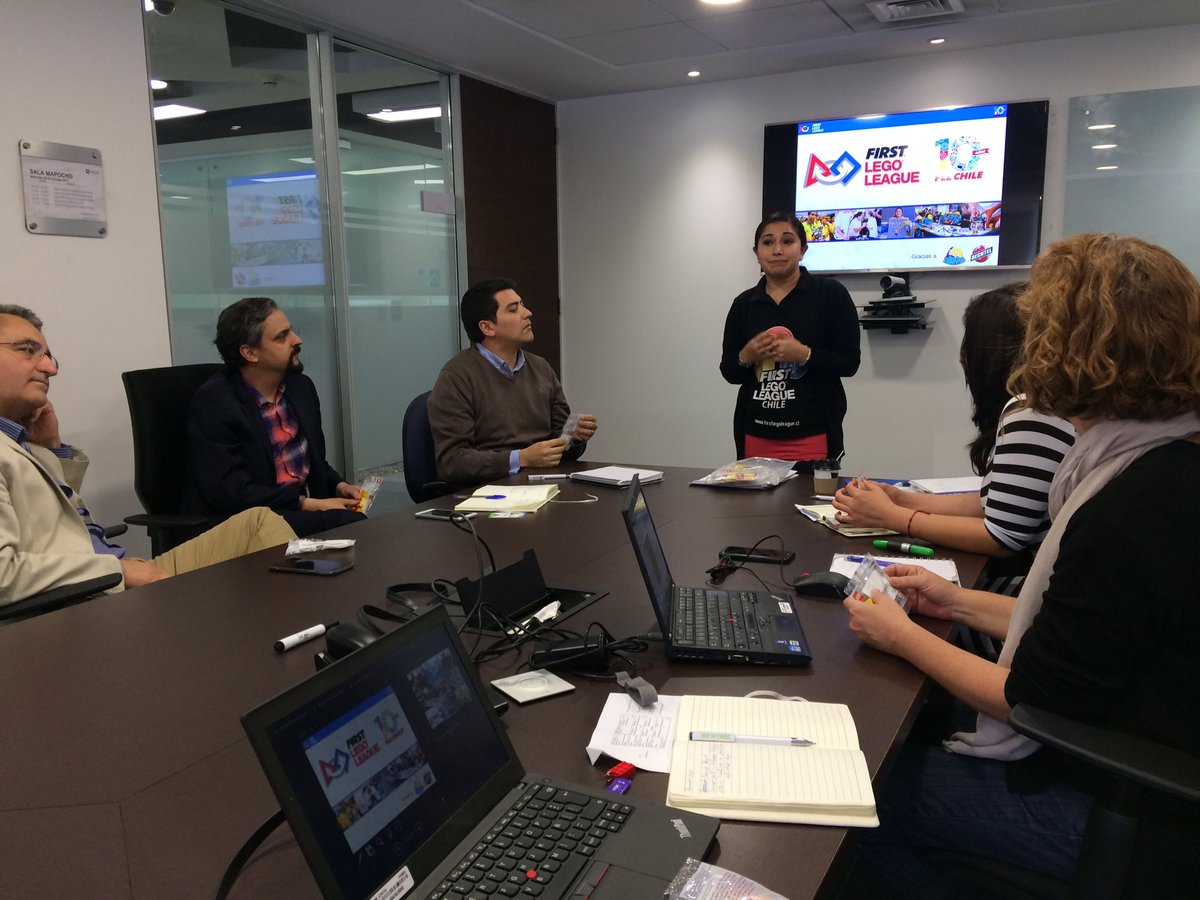EAguaChile's tweet photo. Entretenidos en jornada de motivación para jueces de FIRST LEGO League #FLLChile @aguas_andinas https://t.co/VEMj0seFZs