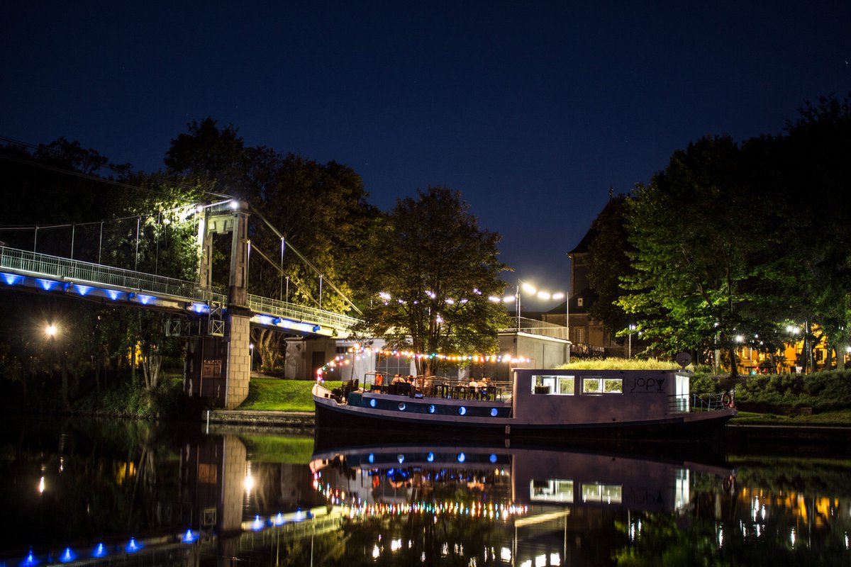 MilestoneMedia's tweet photo. A beautiful French river boat with people enjoying cocktails outside. Night photography shoot for the OPOTY comp #canon #photography #OPOTY https://t.co/RTvsspQDv7