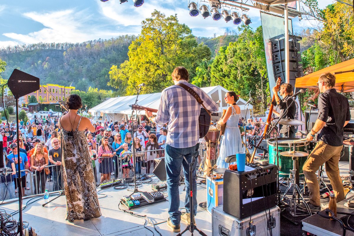 #tbt  That time <a href="/ElephantRevival/">Elephant Revival</a> sang to the mountains filling our ears with goodness in #Gatlinburg 
What a beautiful weekend it was!