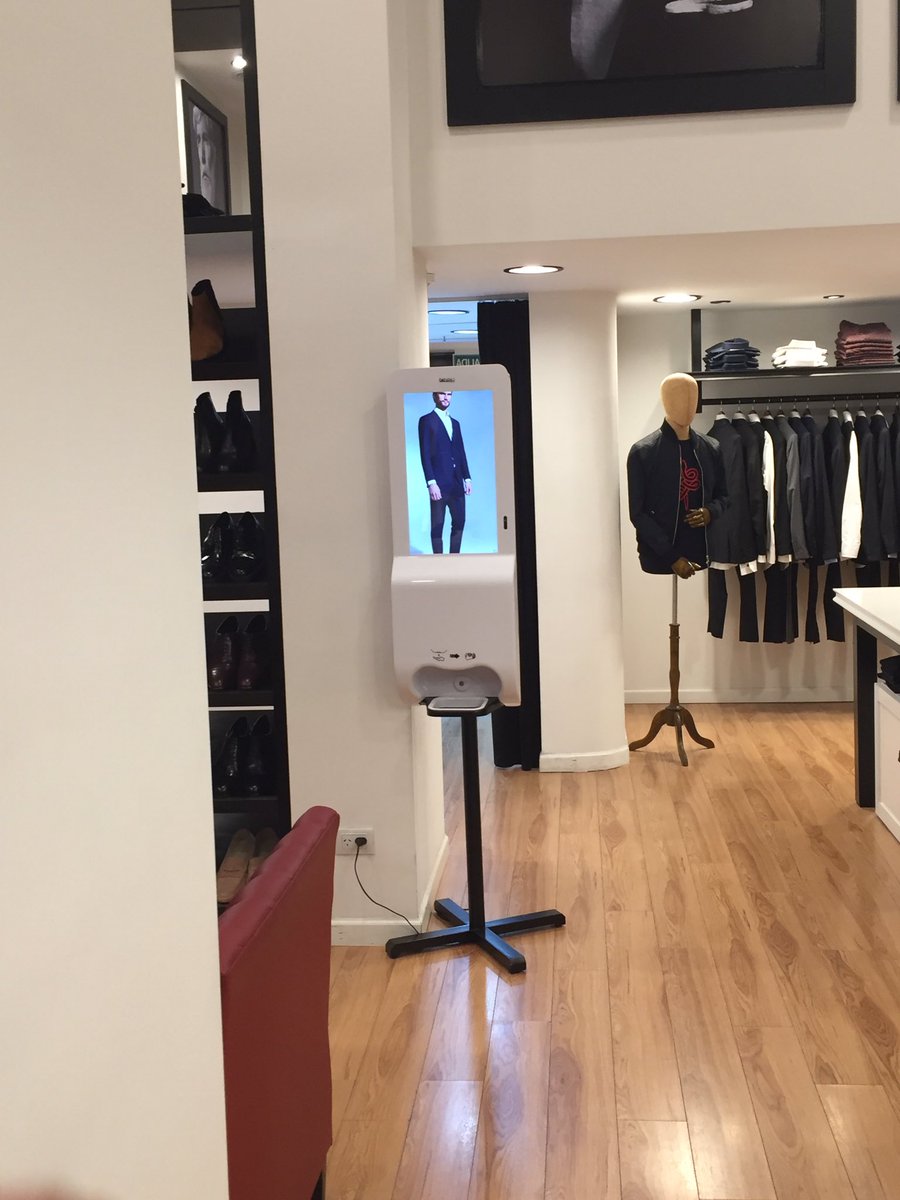 Dispenser + totem #Signboox en el local de #Burgues de Cba 👏🏽✨🔝 #digitalsignage #digitalsolutions #getthelook #fashionmen