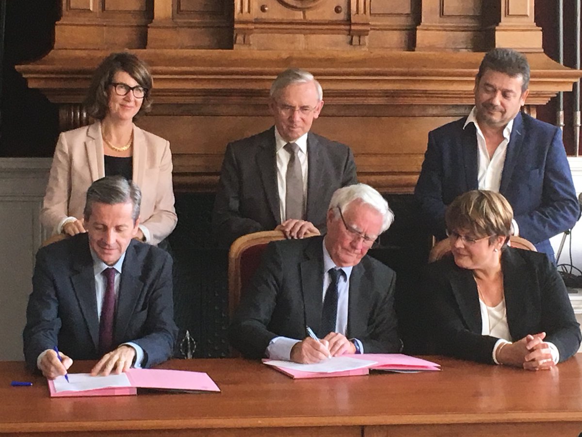 unionvienne's tweet photo. @brunobelin & @jpabelin signent Contrat de Territoire #Grand-Châtellerault 4M50€ du @departement86 avec @moreaupascale1 #HColin #APichon https://t.co/AQE2EA6RBz