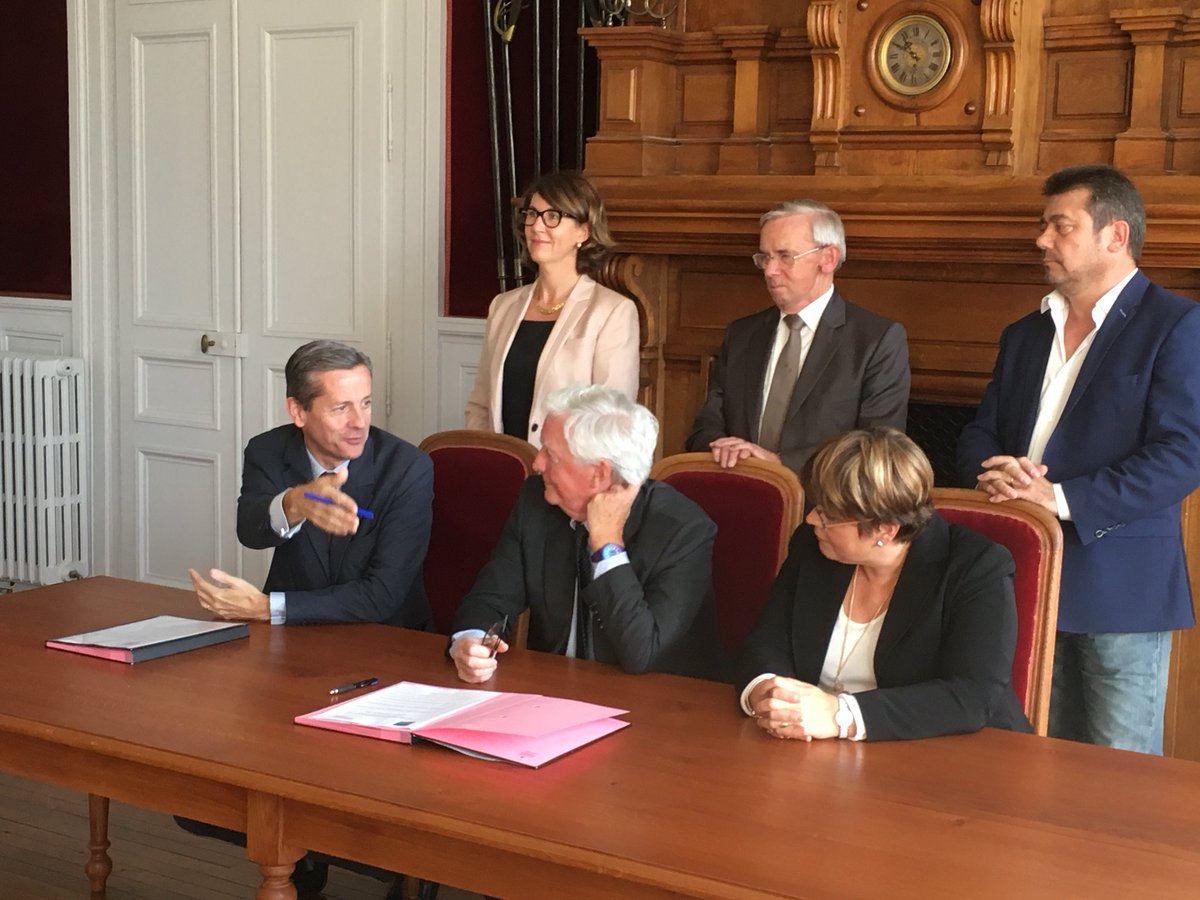 unionvienne's tweet photo. @brunobelin & @jpabelin signent Contrat de Territoire #Grand-Châtellerault 4M50€ du @departement86 avec @moreaupascale1 #HColin #APichon https://t.co/AQE2EA6RBz