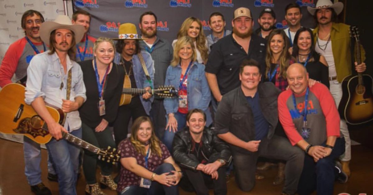 CarlyP_Connect's tweet photo. .@carlypearce with the @941KMPS crew, @MidlandOfficial, @SethEnnis, @AdamCraigMusic, & @LukeCombsMusic at #941ClassOf! (@BkatOnAir) https://t.co/9Wl8wYdAM1