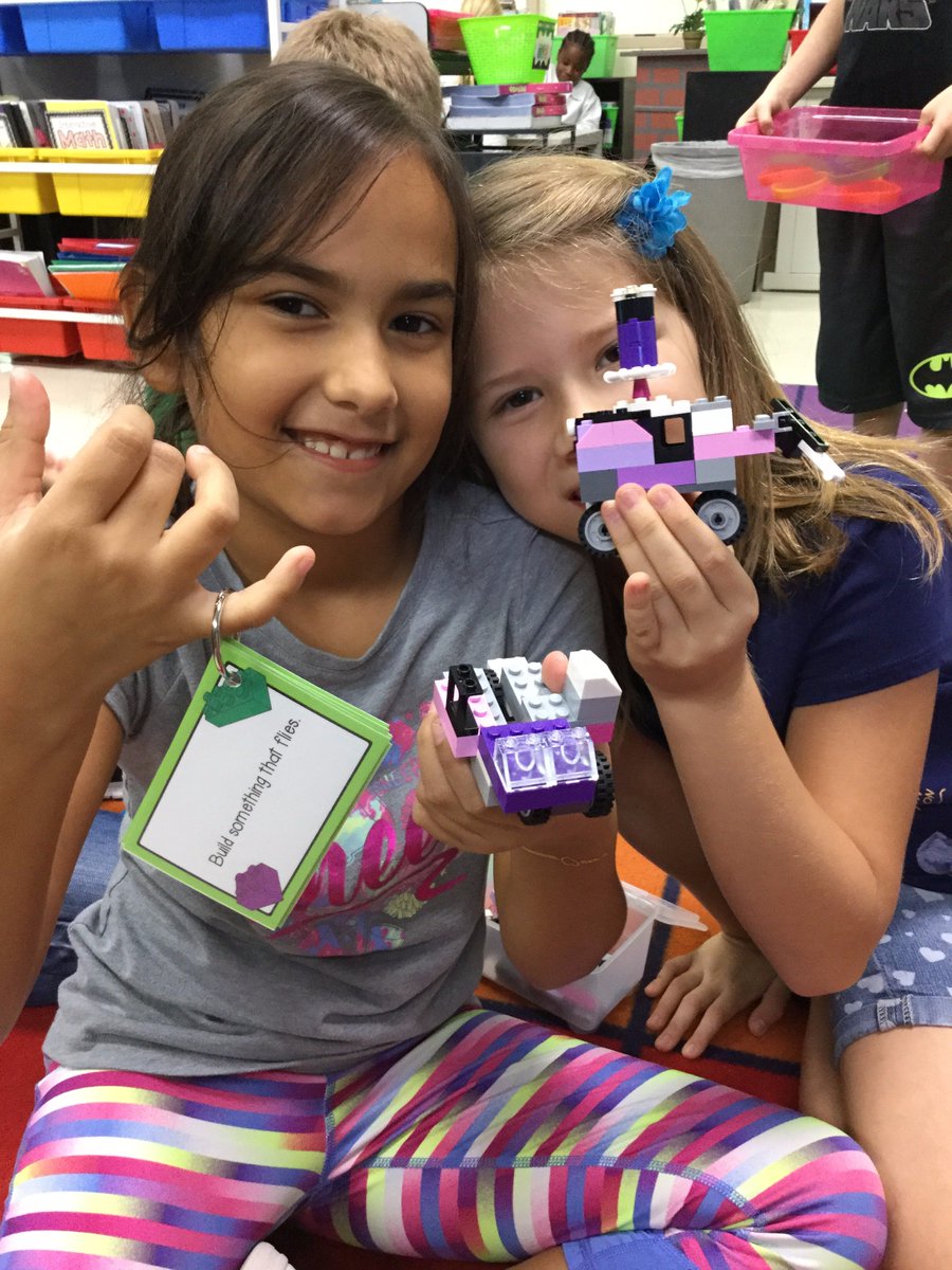 MrsAlicea3's tweet photo. STEM challenge accepted!  #LegoLearning4Life  Hands-on learning at its best! https://t.co/RY3WJrdrBX
