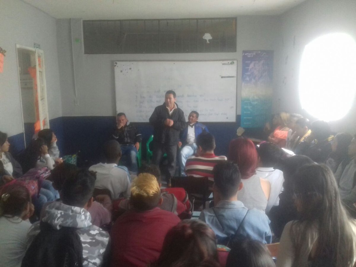 EscuelaPedroNel's tweet photo. #FelizJueves Ex prisioneros Políticos de @FARC_EPueblo gestores de paz desarrollan pedagogía en colegio CEIS Soacha. https://t.co/tmjw1Uo9nX