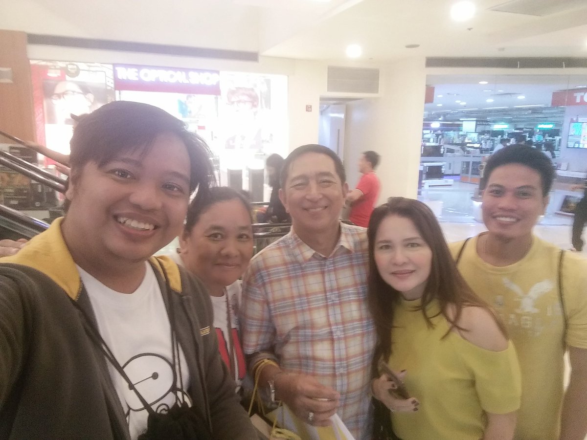 Thank you nanay dub and tatay dub for giving us a chance to take this picture. Belated happy birthday tatay dub <a href="/mainedcm/">Maine Mendoza</a> 
#YIATGBookLaunch